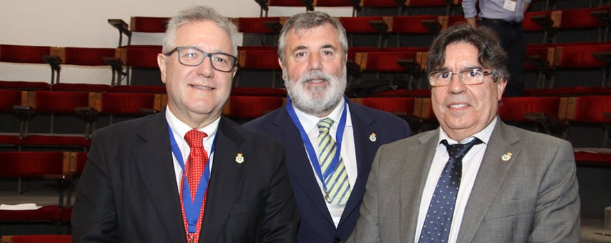 Francisco Mulet, consejero de AMA; Luciano Vidan, presidente del Colegio de Médicos de A Coruña; y Manuel Alfonso, consejero de AMA.