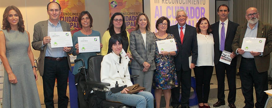 Premiados y nominados en el III Reconocimiento al Cuidador Principal, con la presidenta de Temyque, la asociación galardonada, en el centro.