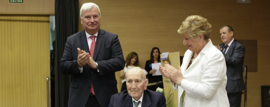 Gustavo Alcalde, delegado del Gobierno en Aragón, y Concepción Ferrer, aplauden al colegiado de honor, Pedro Daniel Orós Dionis