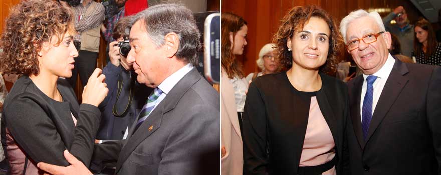Dolors Montserrat junto a Luis González, presidente del Colegio de Farmacéuticos de Madrid. A la derecha, la nueva ministra de Sanidad junto a Jesús Sánchez Martos.