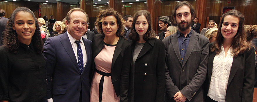 Castrodeza y Montserrat posan con Marina García, presidenta de CEEM y representantes de los estudiantes. 