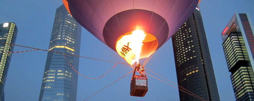 Imagen del globo aerostático de la campaña elevándose entre las cuatro torres de la capital.