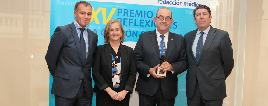 Antonio Fernández-Pro posa con Esteban Bravo, Margarita Alfonsel y Manuel Vilches miembros del jurado del Premio Reflexiones.
