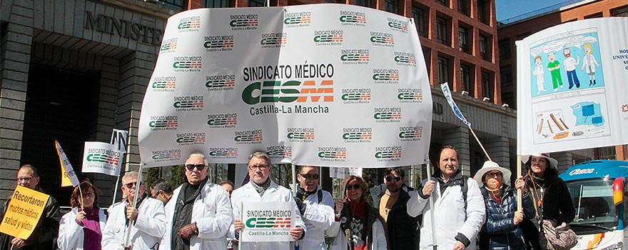 Representantes del Sindicato Médico CESM Castilla-La Mancha frente al Ministerio de Sanida