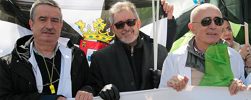 Vicente Matas, vocal de la Comisión de AP Urbana de la OMC, Juan Manuel Garrote, seretario general de la OMC, y Carlos Arjona, presidente del Colegio de Médicos de Cáceres.