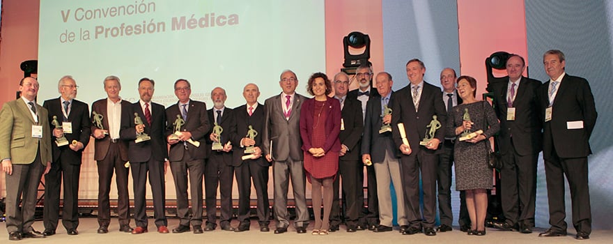 La ministra junto a los premiados y los respectivos presidentes de los Colegios Oficiales de Médicos. 