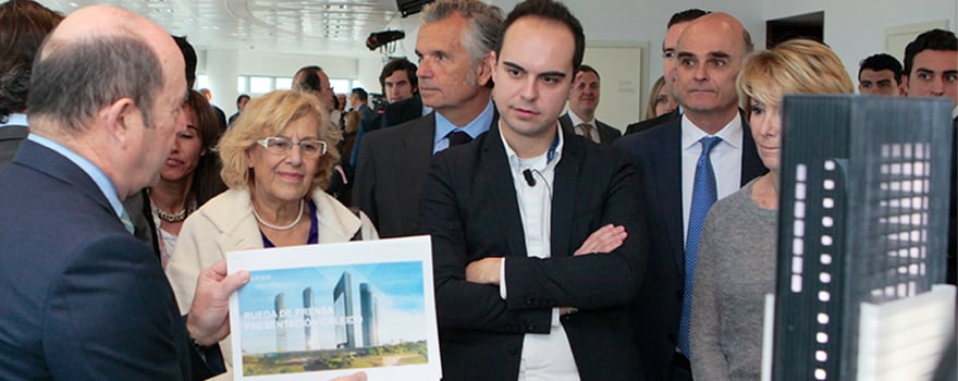 Gallar muestra a los representantes electos del consistorio el proyecto de la nueva torre.