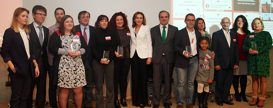 Foto de familia de premiados y parte del jurado de los II Premios Somos Pacientes. 