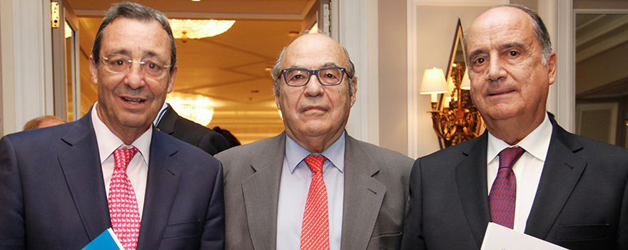 Mario Mingo, expresidente de la Comisión de Sanidad del Congreso; Juan Albert Luque, director médico de Asisa y José Carlos Sánchez Martos, consejero de Asisa. 