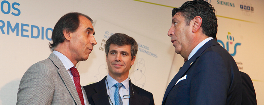 César Antón y Adolfo Fernández-Valmayor conversan con Manuel Vilches, director general del IDIS.