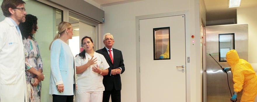 Cifuentes y Sánchez Martos, acompañador por la Yolanda Fuentes y José Ramón Arribas atienden las explicaciones de los trabajadores de la Unidad, que ha sido premiada con la Placa de Oro de la Sanidad madileña que otorga la Comuinidad de Madrid.