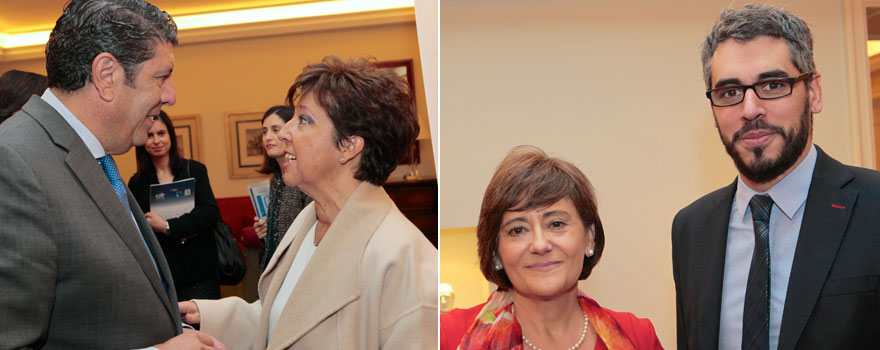 A la izquierda, Manuel Vilches conversa con Elena Andradas. A la derecha, Carmen Ruiz con José María Juárez, asesor de la Secretaría General de Sanidad.