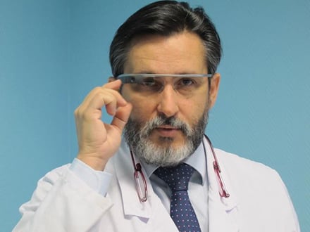 Julio Mayol, con las Google Glasses.
