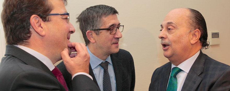 Guillermo Fernández Vara, Patxi López y Pedro Hidalgo conversan antes de la presentación del libro.