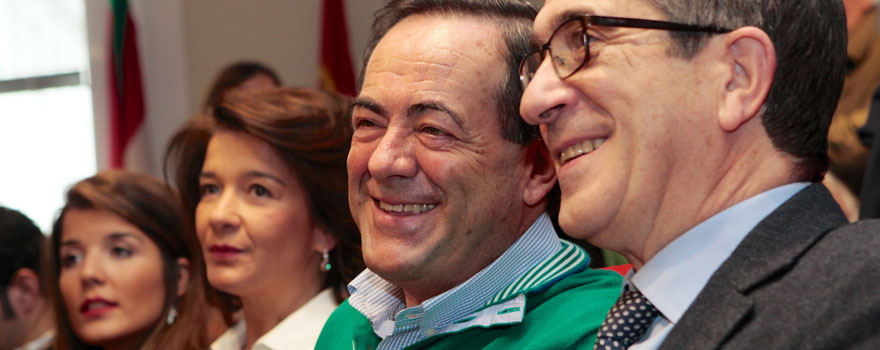 Patxi López y José Bono se han sentado en primera fila, junto a la familia de Guillermo Fernández Vara, durante la presentación del libro.