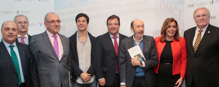 Las autoridades junto a Serafín Romero, vicepresidente de la OMC; la presidenta de la Junta de Andalucía, Susana Díaz, y José Alberto Becerra, secretario general del Colegio de Médicos de Badajoz. 