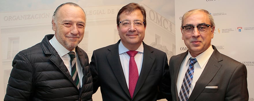 José María Pino, presidente de Sanitaria 2000; Guillermo Fernández Vara, presidente de Extremadura y José Martínez Olmos, portavoz del PSOE en la Comisión de Sanidad del Senado.
