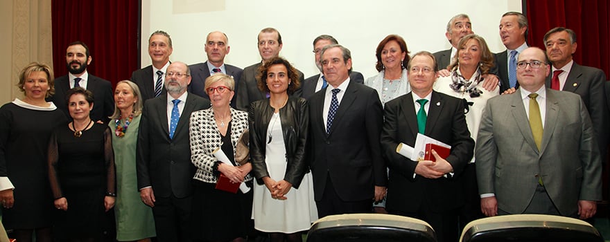 Foto de familia de los premiados con las medallas del Consejo General de Farmacéuticos y los premios Panorama. En el centro, Dolors Montserrat y Jesús Aguilar.