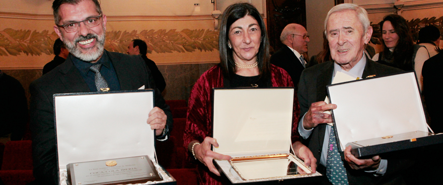 Rafael Urrialde de Andrés (izquierda), María Eugenia Bruni y Manuel Soria Fernández de Córdoba posan con los reconocimientos de la RANM.