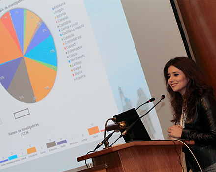 Lorena Muñoz González expone las características del estudio durante su presentación.