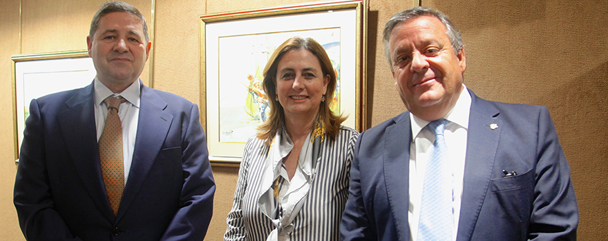 Joaquín Estévez, presidente de Sedisa, junto a Cármen Pérez de la Dirección General de Recursos Humanos de la Consejería de Sanidad de Madrid; y Julio Ancochea.