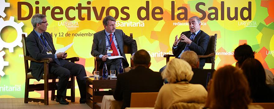 El presidente de la Sociedad Catalana de Gestión Sanitaria, Pere Vallribera, modera el debate entre el vicepresidente de Sedisa, Modoaldo Garrido, y José Martínez Olmos, portavoz de Sanidad del PSOE en el Senado.