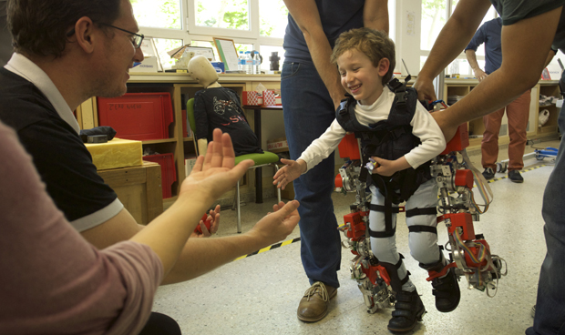 El primer exoesqueleto del mundo para niños con atrofia muscular ya anda