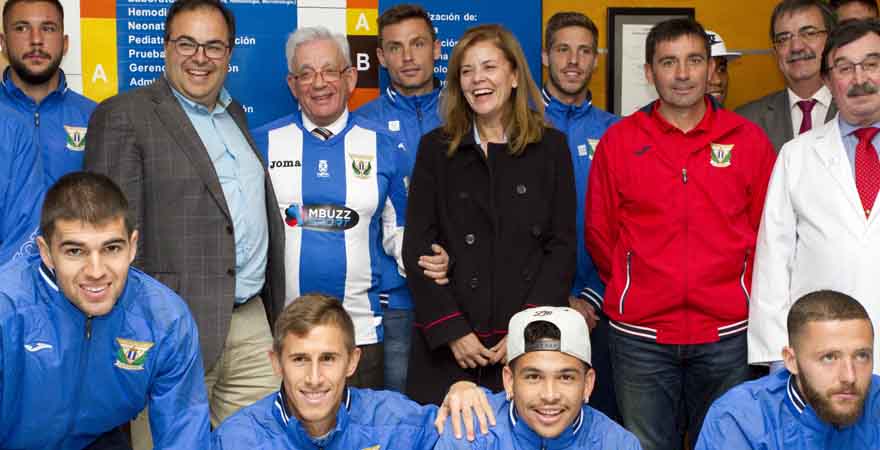 Los jugadores han donado sangre y han entregado una camiseta firmada para sortear entre los participantes en el maratón.