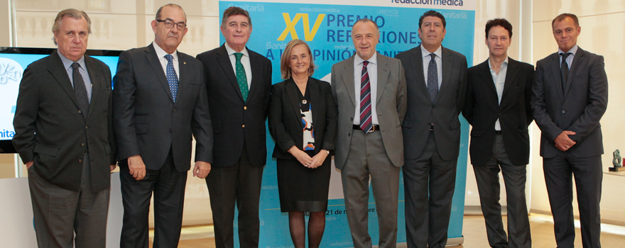 Dos de los reconocidos con un áccesit posan con los miembros del jurado y con José María Pino, presidente de Sanitaria2000. 