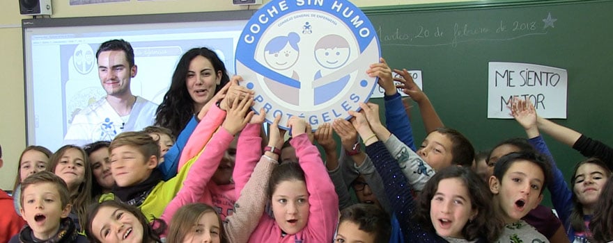 Alumnos de un centro escolar participando en la campaña 'Coche sin Humo'