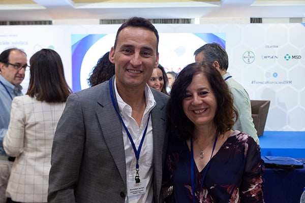 Jose Antonio Marcos, secretario de la SEFH; y Teresa Molina, jefa de Servicio de Farmacia del Hospital de Getafe.