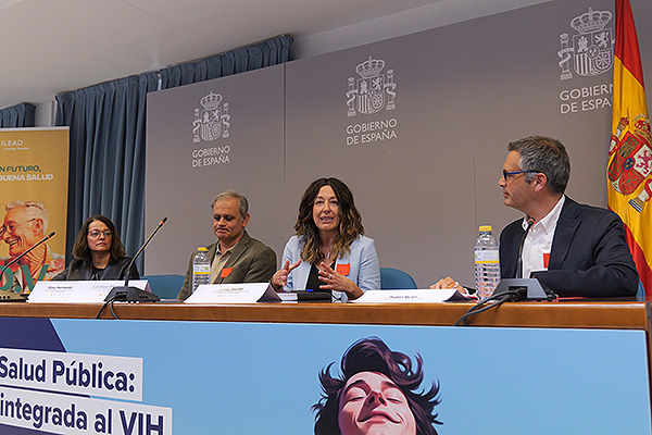 Vicky Hernando, investigadora de la Red de Investigación en SIDA en el Centro Nacional de Epidemiologia; Esteban Martínez; Inmaculada Jarrín, responsable de la Unidad de Coordinación de la Cohorte de la Red de Investigación en SIDA (CoRIS) en el Centro Nacional de Epidemiología (ISCIII); y Pablo Ryan.