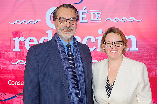 Fernando Jou, gerente del Hospital Virgen de la Poveda; y Almudena Quintana, directora Asistencial de la Comunidad de Madrid.