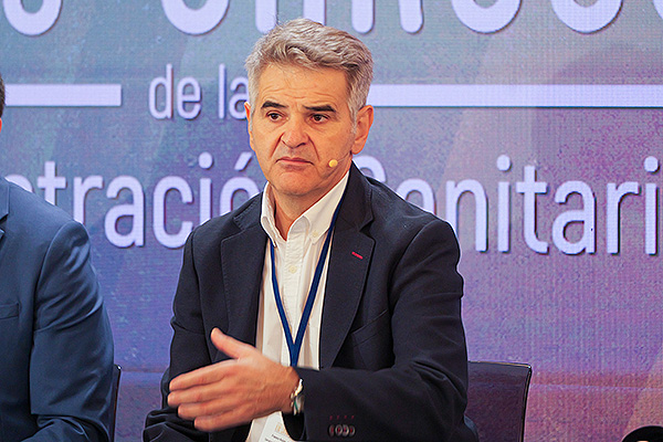 Ceciliano Franco, exdirector gerente del Servicio Extremeño de Salud y moderador del debate.