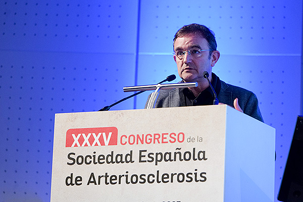 Ribalta durante su ponencia sobre la publicación de la sociedad científica.