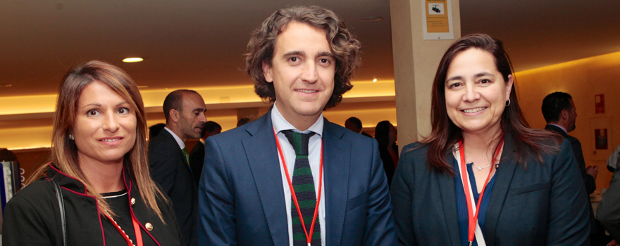 Arantxa Ruiz, directora comercial de Air Liquid; Pablo Ruiz, responsable del Departamento Legal de Fenin y Belén Soto, directora general de IT de GE Healthcare.
