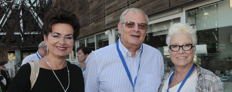 María Ángeles Prieto; César Remón, director de la Unidad de Gestión Clínica de Nefrología del Hospital Puerta de Mar; y Josefa Ruiz.