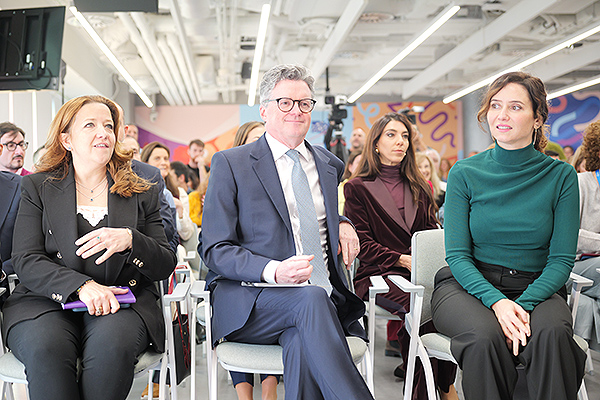 Matute, Ward y Ayuso, en el acto institucional que han acogido las instalaciones de Roche.