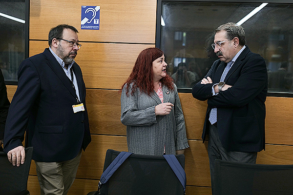 César Hernández, director general de Cartera Común de Servicios del SNS y de Farmacia; Celia Gómez, directora de Ordenación Profesional del Ministerio de Sanidad; y Jesús Fernández Sanz, consejero de Sanidad de Castilla-La Mancha.