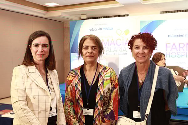 Cecilia Martínez; Carmen Encinas, directora general de Planificación, Ordenación, Inspección Sanitaria y Farmacia de la Consejería de Sanidad de Castilla-La Mancha; y, Cristina Agudo, subdirectora de Farmacia Hospitalaria y Prestaciones del Servicio Navarro de Salud.