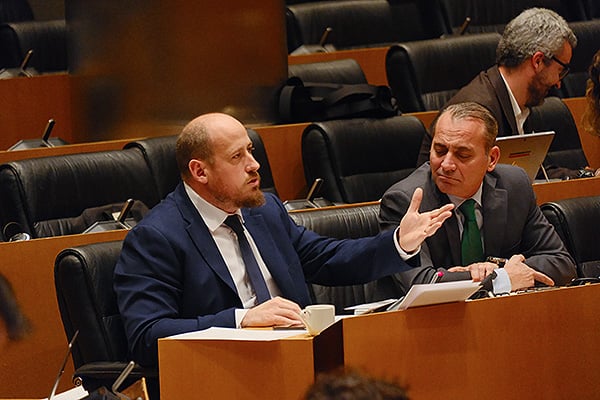 David García Gomis, portavoz de Vox; junto al diputado Tomás Fernández Ríos.