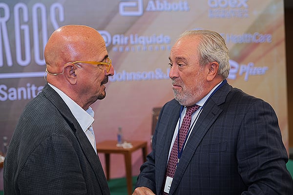 César Pascual charla con José Ignacio Nieto, exconsejero de Salud de La Rioja.