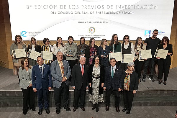 Foto de familia de ganadores y finalistas de los premios con la junta directiva del CGE.