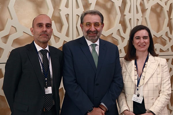 Ricardo López, director general de Sanitaria 2000 - Empresa editora de Redacción Médica; Jesús Fernández Sanz, consejero de Sandiad de Castilla-La Mancha; y Cecilia Martínez, presidenta de la SEFH.