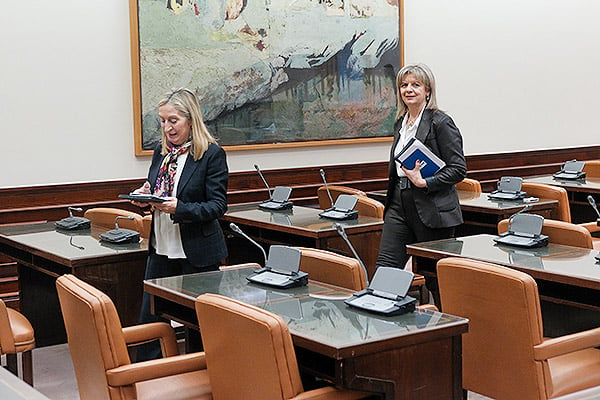 Ana Pastor, junto a Elvira Velasco saliendo de la Comisión.