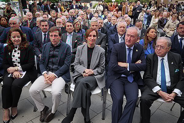 Fatima Matute, José Luis Martínez Almeida, Mónica García, Tomás Cobo y Diego Murillo, presidente de A.M.A.