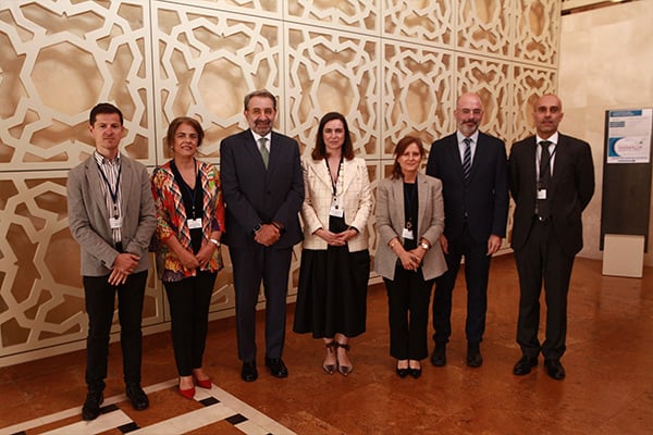 Óscar López, director de REdacción Médica; Carmen Encinas, directora general de Planificación, Ordenación, Inspección Sanitaria y Farmacia de la Consejería de Sanidad de Castilla-La Mancha; Jesús Fernández Sanz; Cecilia Martínez; Ana Rosa Rubio Salvador, coordinadora de Farmacia del Servicio de Salud de Castilla-La Mancha; Íñigo Cortázar, director general de RRHH y Transformación del Sescam; y Ricardo López.