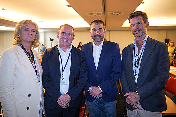 Teresa García; Alfredo José Silva, director general de Asistencia Sanitaria del Servicio Gallego de Salud; Jorge Aboal, exdirector general de Asistencia Sanitaria del Servicio Gallego de Salud, y director de Procesos de Soporte del Área Sanitaria de Santiago de Compostela y Barbanza; y Carlos Cendra, Interprise Solutions de Abbott Laboratories.