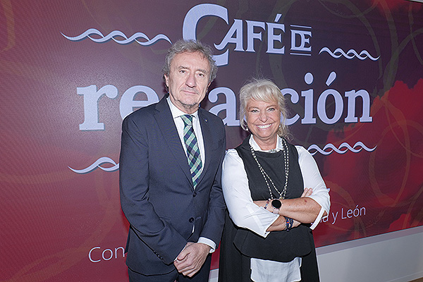 José Luis Almudí, coordinador del Centro de Salud de Peñafiel (Sacyl); y Raquel Blasco, vicepresidenta del Colegio Oficial de Médicos de Valladolid.