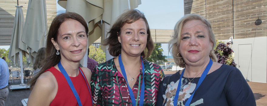 Carmen Fernández; Valle García, directora gerente del Hospital Reina Sofía (Córdoba); y Carmen Gallardo, subdirectora de Accesibilidad y Continuidad Asisntencial de los servicios de apoyo al SAS.